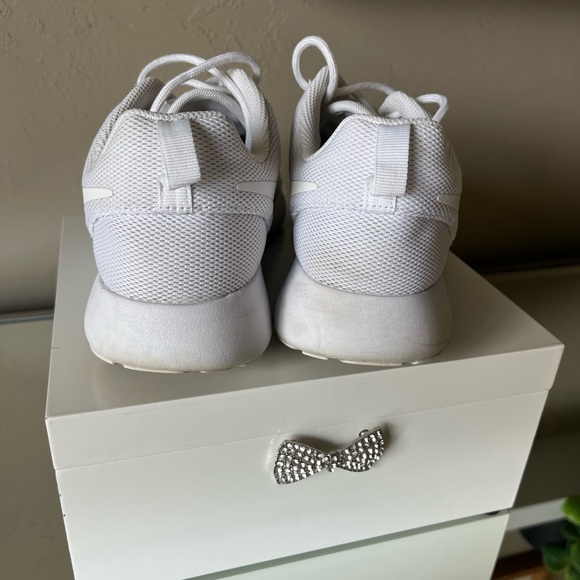 Nike White Roshe 1 Sneakers • Size Women’s 8 - Picture 5 of 9